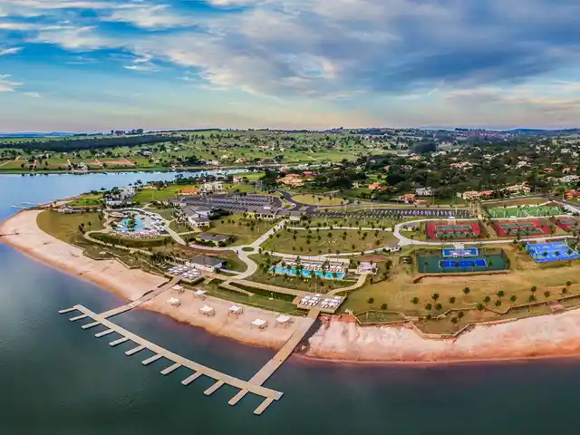 Vista aérea de um dos clubes na ponta da península, com o píer e a represa em volta.